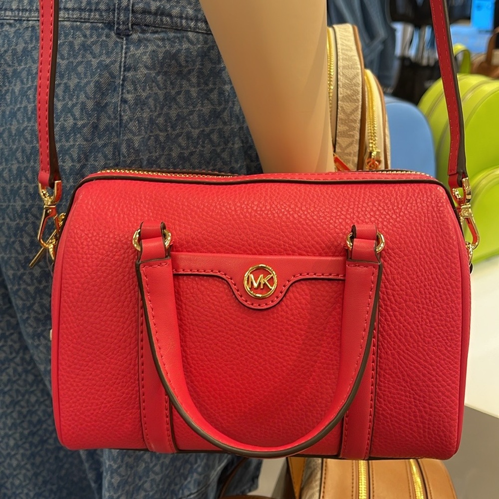 Michael Kors Travel Small Duffle Leather Crossbody Satchel Electric Pink
NWT - Picture 14 of 16
